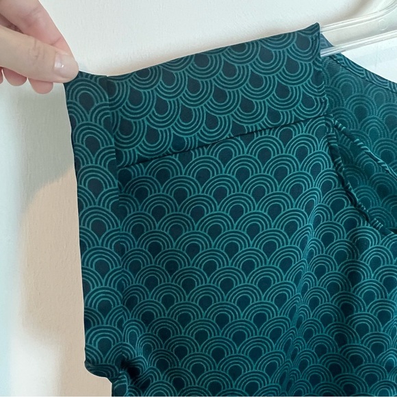 Express Art Deco Short Sleeve Dress Top Green Career Office Business Medium - Picture 6 of 8